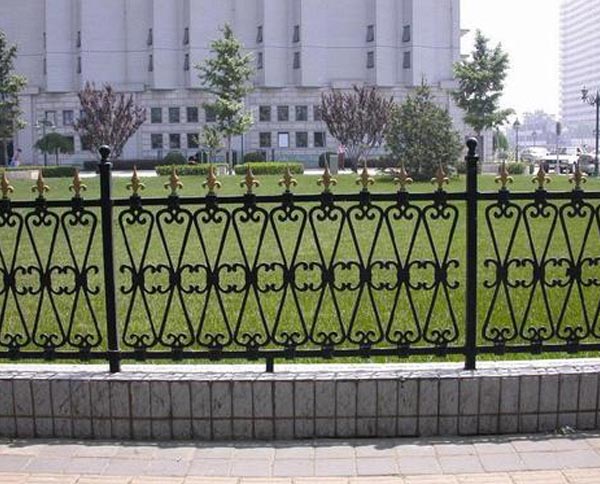 日常如何維護(hù)鐵藝護(hù)欄?讓其使用時(shí)間長(zhǎng)？